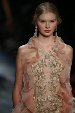 model wearing Marchesa Fall 2016