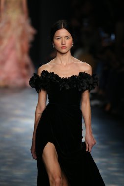 model wearing Marchesa Fall 2016