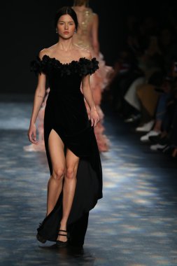 model wearing Marchesa Fall 2016