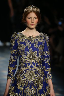 model wearing Marchesa Fall 2016