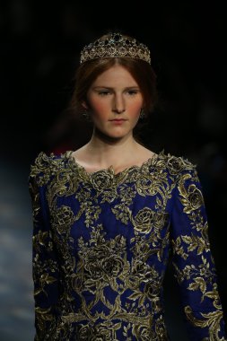 model wearing Marchesa Fall 2016