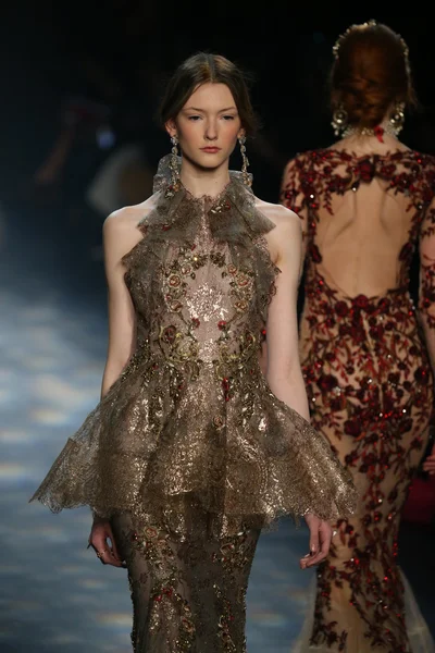 Model walks the runway wearing Marchesa Fall 2016 — Stock Photo, Image