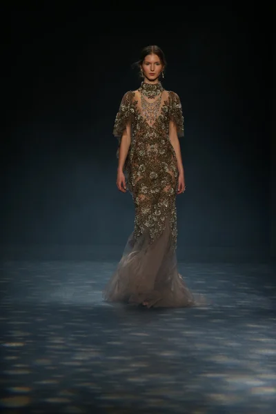 Model walks the runway wearing Marchesa Fall 2016 — 图库照片