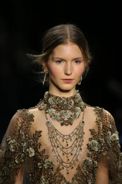 Model walks the runway wearing Marchesa Fall 2016 — 图库照片