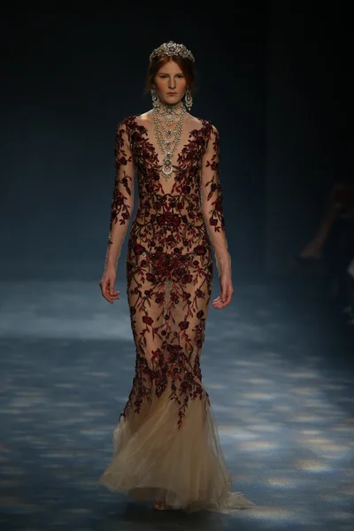 Model walks the runway wearing Marchesa Fall 2016 — 스톡 사진