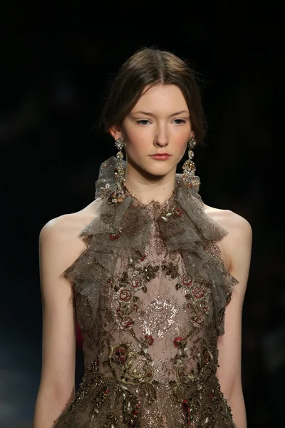 Model walks the runway wearing Marchesa Fall 2016 — 图库照片