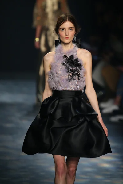 Model wearing Marchesa Fall 2016 — Zdjęcie stockowe