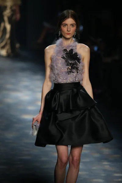 Model wearing Marchesa Fall 2016 — Zdjęcie stockowe