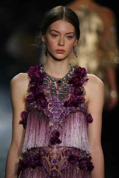 Model wearing Marchesa Fall 2016 — Φωτογραφία Αρχείου