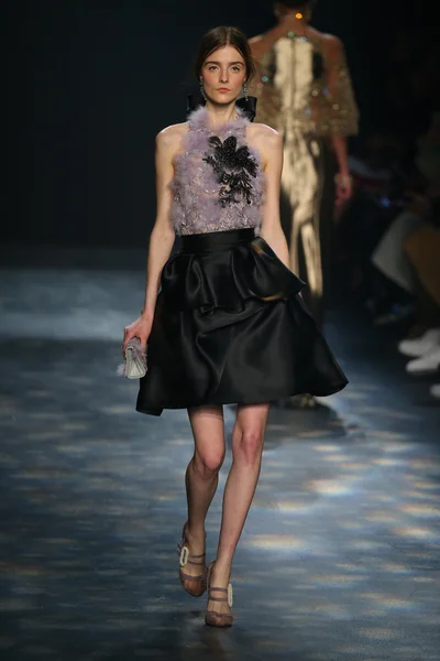 Model wearing Marchesa Fall 2016 — Zdjęcie stockowe