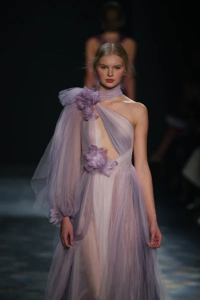 Modella indossa Marchesa Autunno 2016 — Foto Stock