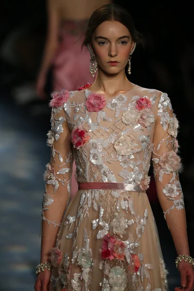 Model wearing Marchesa Fall 2016 — Stok fotoğraf