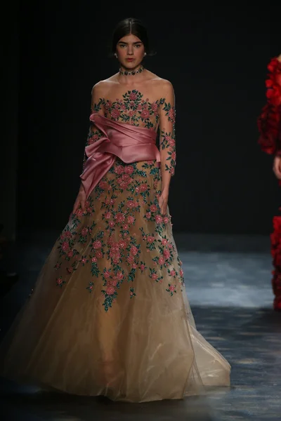 Model wearing Marchesa Fall 2016 — Stok fotoğraf