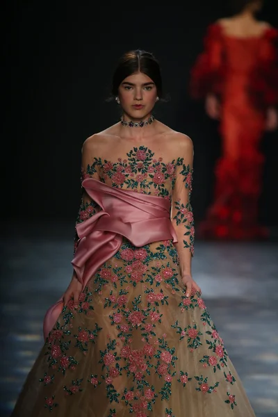 Model wearing Marchesa Fall 2016 — Stok fotoğraf