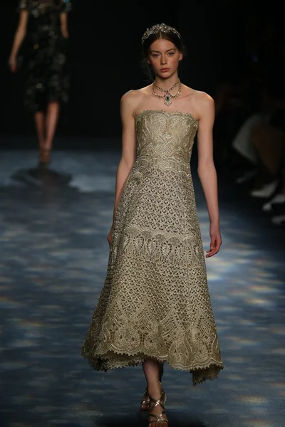 Model wearing Marchesa Fall 2016 — Φωτογραφία Αρχείου