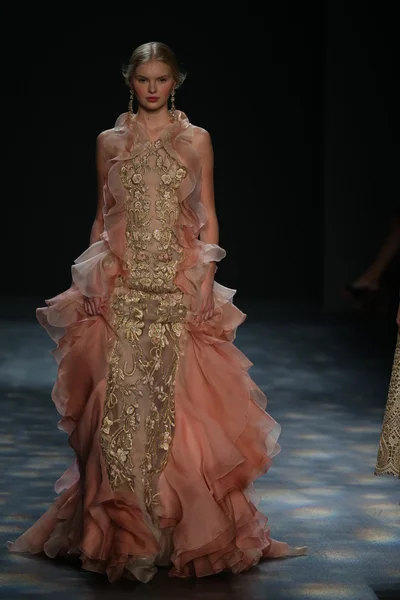 Model wearing Marchesa Fall 2016 — Φωτογραφία Αρχείου