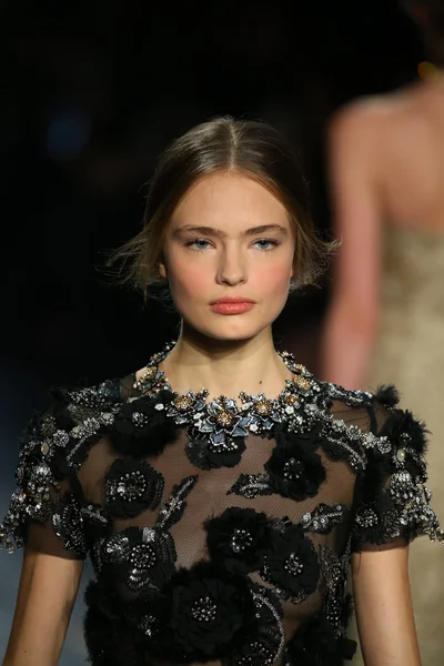 Model wearing Marchesa Fall 2016 — 图库照片