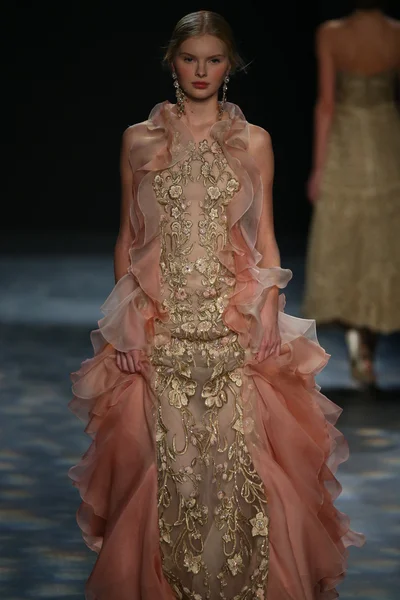 Model wearing Marchesa Fall 2016 — Stok fotoğraf