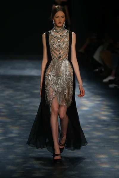 Model wearing Marchesa Fall 2016 — Zdjęcie stockowe