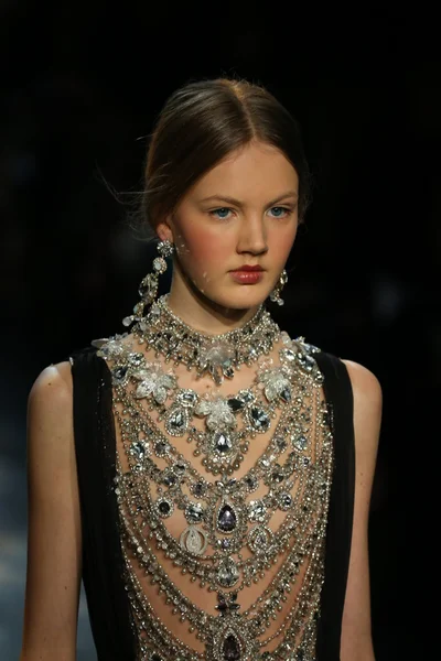 Model wearing Marchesa Fall 2016 — Stok fotoğraf