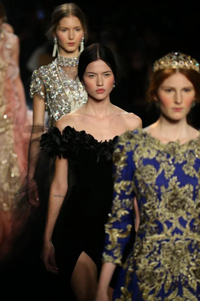 Models wearing Marchesa Fall 2016 — Stok fotoğraf