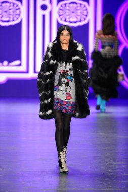 Anna Sui sonbahar 2016 gösteri