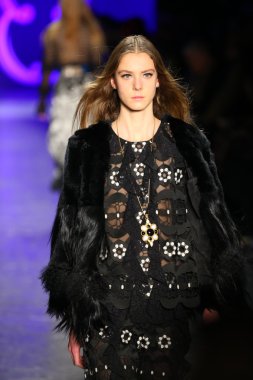 Anna Sui sonbahar 2016 gösteri