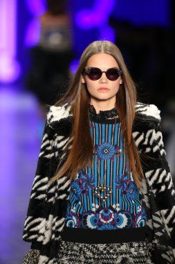 Anna Sui sonbahar 2016 gösteri