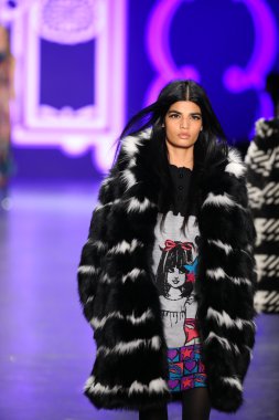 Anna Sui sonbahar 2016 gösteri