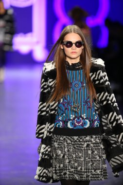 Anna Sui sonbahar 2016 gösteri