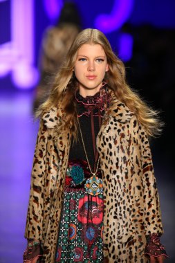 Anna Sui sonbahar 2016 gösteri