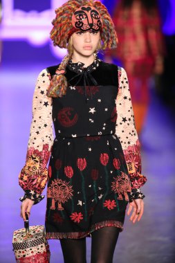 Anna Sui sonbahar 2016 gösteri