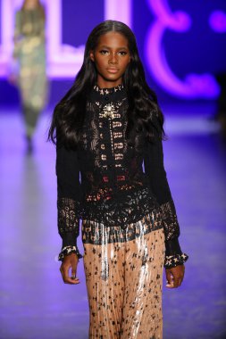 Anna Sui sonbahar 2016 gösteri