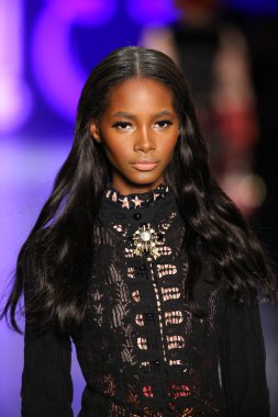 Anna Sui sonbahar 2016 gösteri