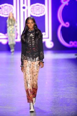 Anna Sui sonbahar 2016 gösteri