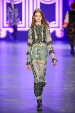 Anna Sui sonbahar 2016 gösteri