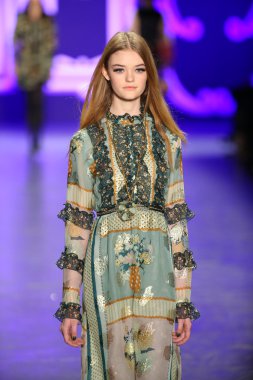 Anna Sui sonbahar 2016 gösteri