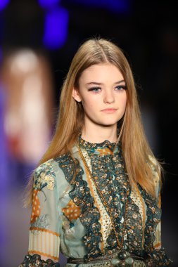 Anna Sui sonbahar 2016 gösteri