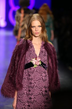 Anna Sui sonbahar 2016 gösteri
