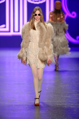 Anna Sui sonbahar 2016 gösteri