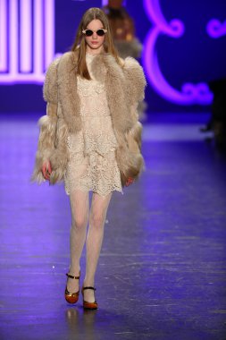 Anna Sui sonbahar 2016 gösteri