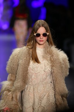 Anna Sui sonbahar 2016 gösteri