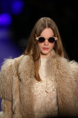 Anna Sui sonbahar 2016 gösteri