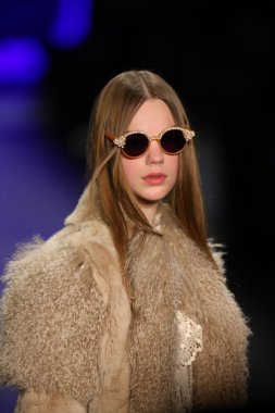 Anna Sui sonbahar 2016 gösteri