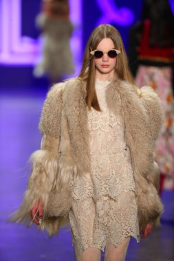 Anna Sui sonbahar 2016 gösteri