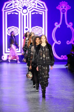 Anna Sui sonbahar 2016 gösteri