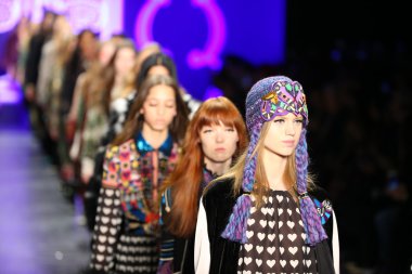 Anna Sui sonbahar 2016 gösteri