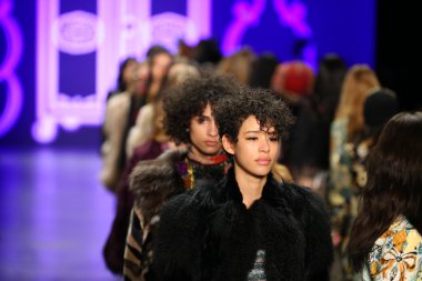 Anna Sui sonbahar 2016 gösteri