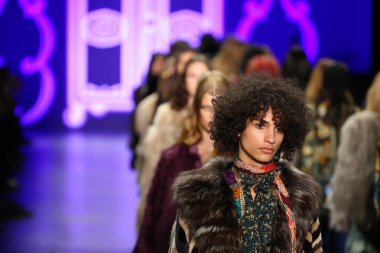 Anna Sui sonbahar 2016 gösteri