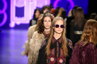 Anna Sui sonbahar 2016 gösteri
